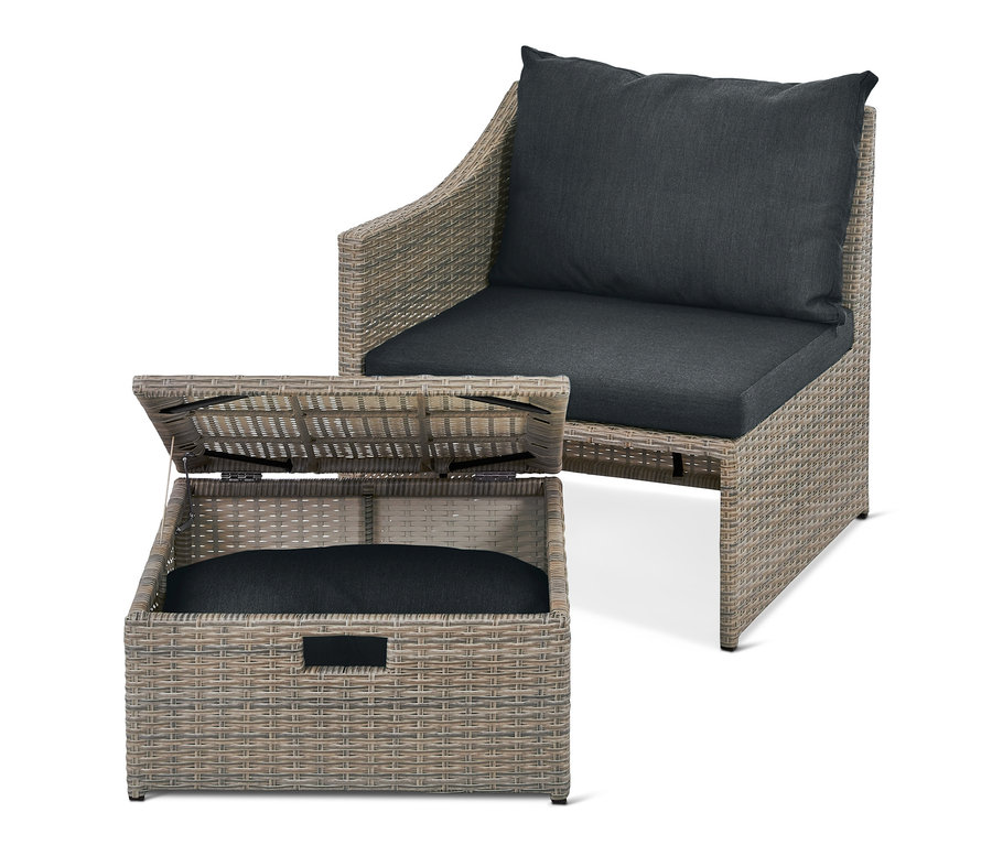 Ein Lounge-Schlafsofa »Thore« mit Ausziehfunktion aus Rattan mit dunkelgrauen Kissen und geöffnetem Stauraum.