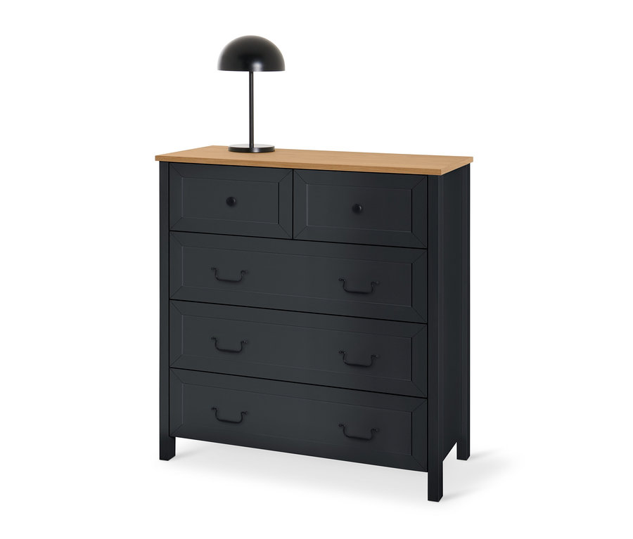Schwarze Kommode »Clara« mit vier Schubladen und Holzplatte, auf der eine Lampe steht.