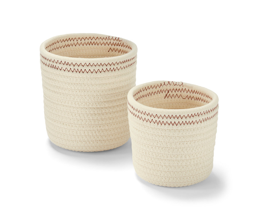 Zwei crèmeweiß-rostfarbene Aufbewahrungskörbe.