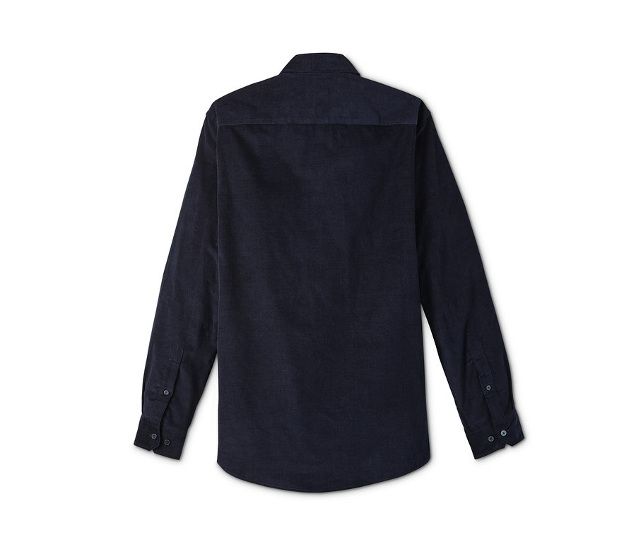 Dunkelblaues Cordhemd mit langen Ärmeln liegt auf einem weißen Hintergrund.