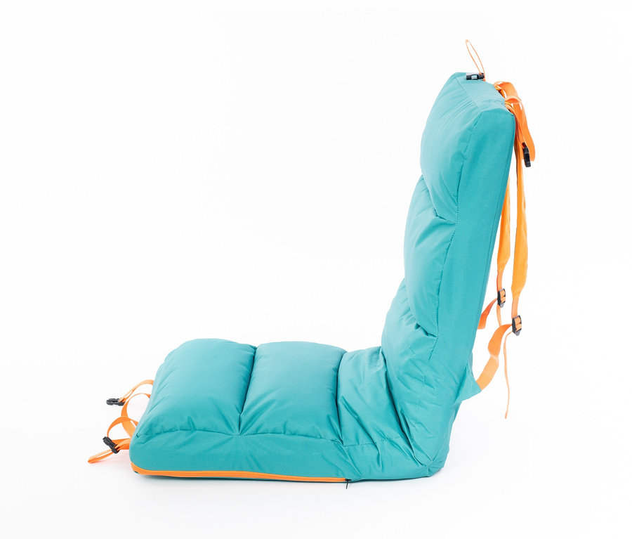Eine türkisfarbene, tragbare Sitzmatte mit orangefarbenen Gurten auf einem weißen Hintergrund.