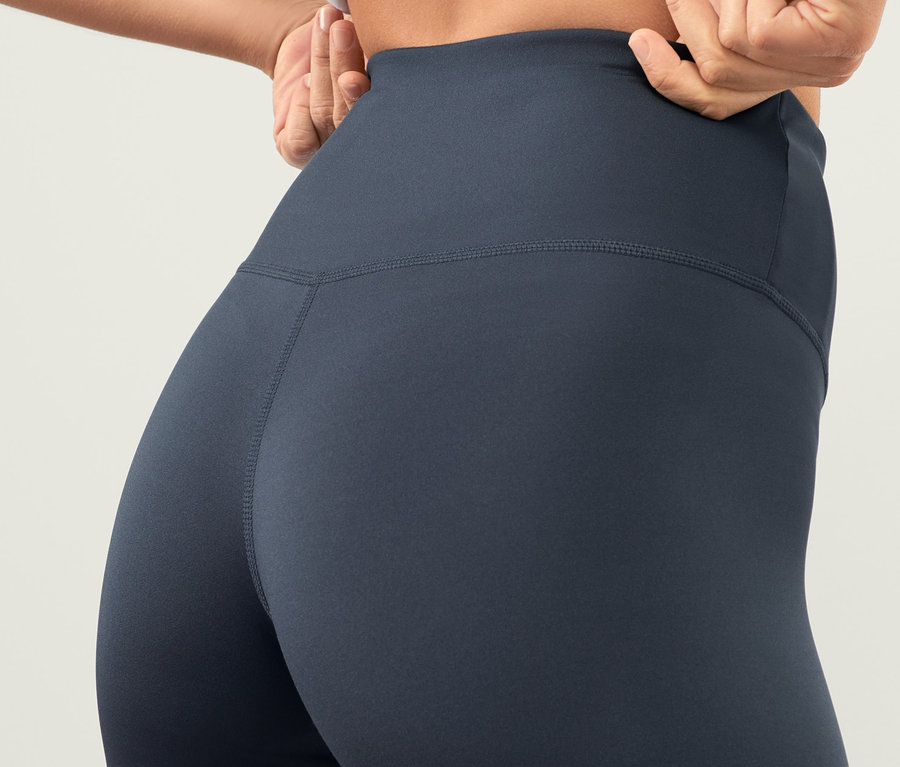 Frau richtet blaue Sporttight »Soft Touch«.