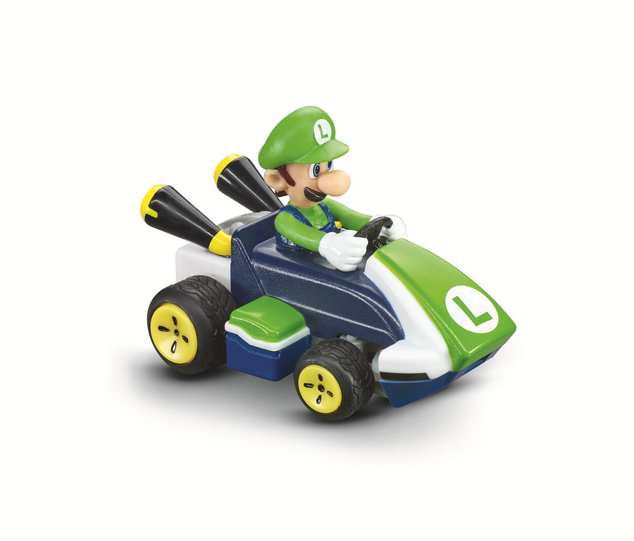 Detailaufnahme eines ferngesteuerten Carrera-Autos »Mario Kart Mini RC, Luigi« auf weißem Hintergrund.