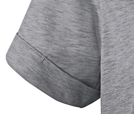 Detailaufnahme eines grauen Longshirts mit hochgekrempelten Ärmel.