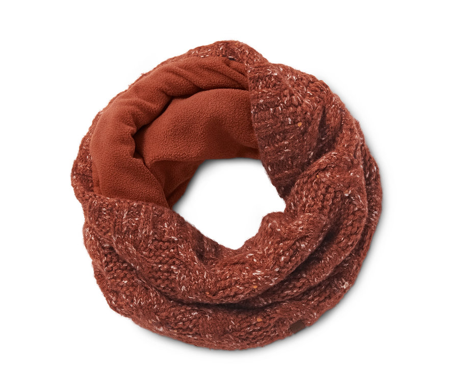 Ein brauner Strick-Schlauchschal mit Fleecefutter.