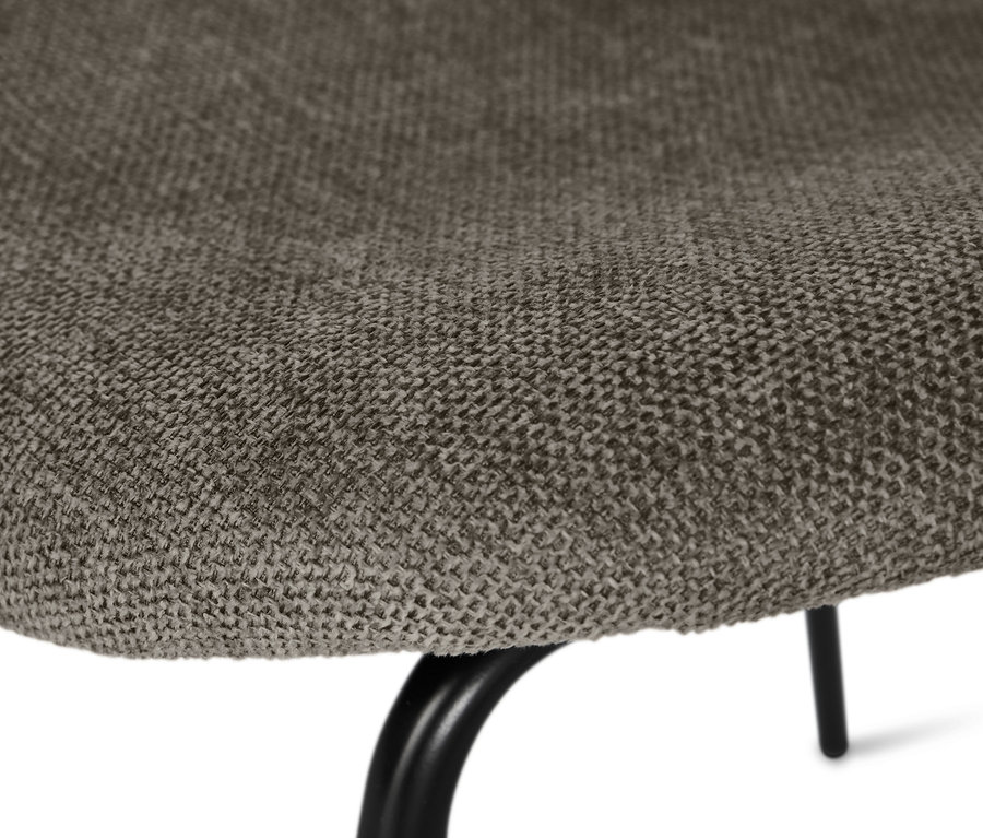 Detailaufnahme eines gepolsterten Designstuhls in Greige.