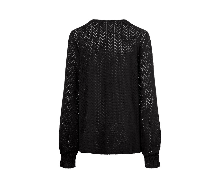 Detailansicht eines schwarzen Blusenshirts mit Ajour-Muster.