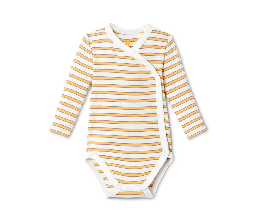 Detailaufnahme von Babybody aus einem 4-teiligen Baby-Set aus Bio-Baumwolle, mit orangefarbenen und weißen Streifen.