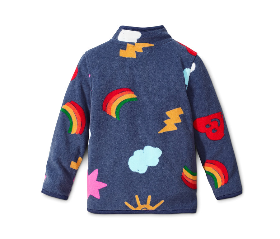 Eine blaue Fleecejacke mit einem bunten Alloverprint.