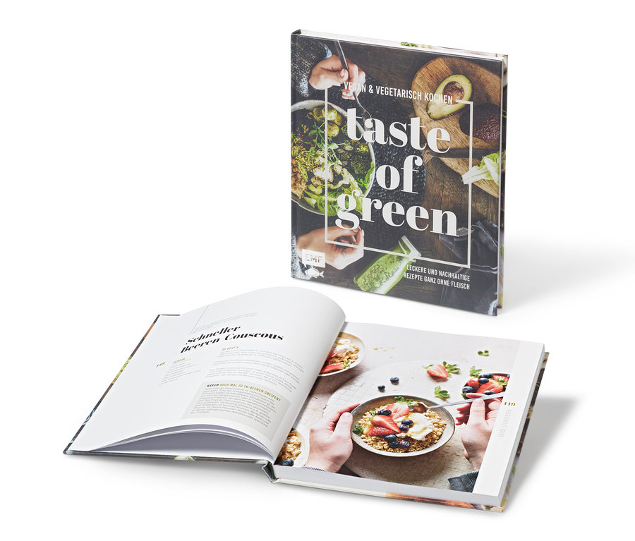Zwei »Taste of Green – vegan & vegetarisch kochen« Bücher. Eines geschlossen und eines offen mit einem Rezept.