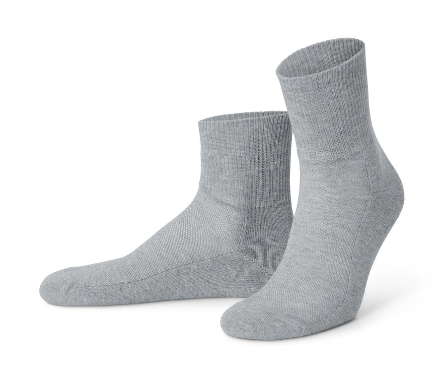 Zwei Paar graue Unisex-Funktionssocken liegen auf dem Boden.