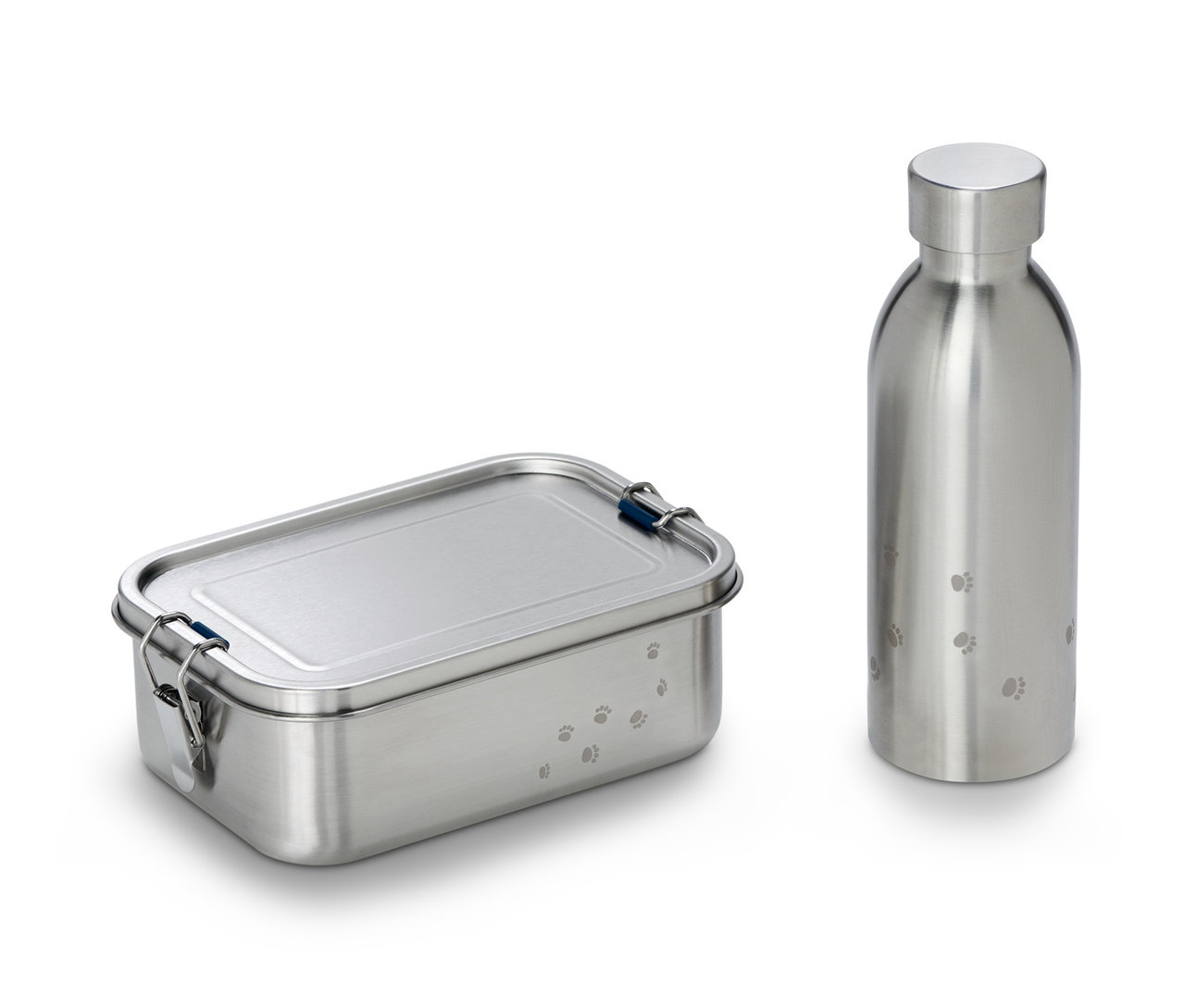 Eine Brotdose und eine Trinkflasche aus Edelstahl stehen auf einem weißen Untergrund.