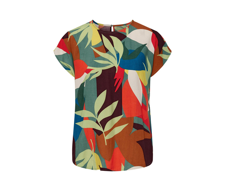 Detailansicht einer Bluse mit Print von Blättern in Grün-, Braun-, Rot- und Blautönen.
