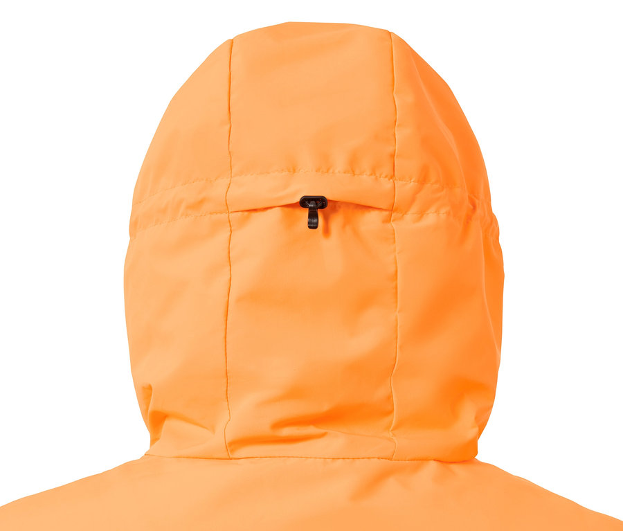Detailansicht einer neonorangen Windprotection-Jacke mit Kapuze.