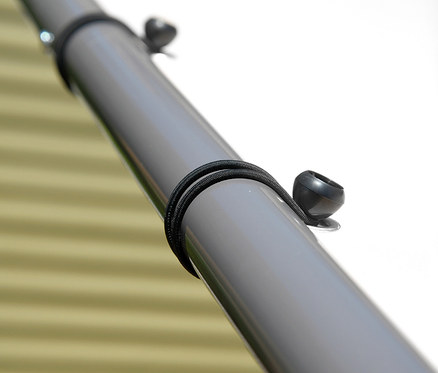 Detailansicht eines grauen Stoffpavillons.