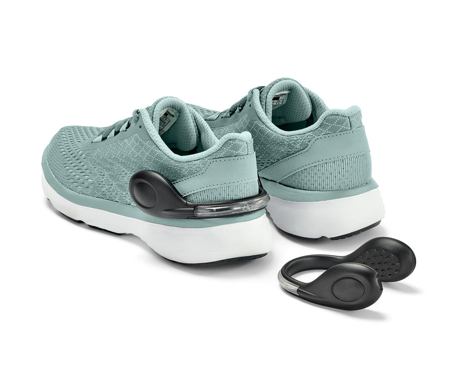 Zwei hellblaue Turnschuhe mit 2 LED-Schuhclips auf weißem Hintergrund.