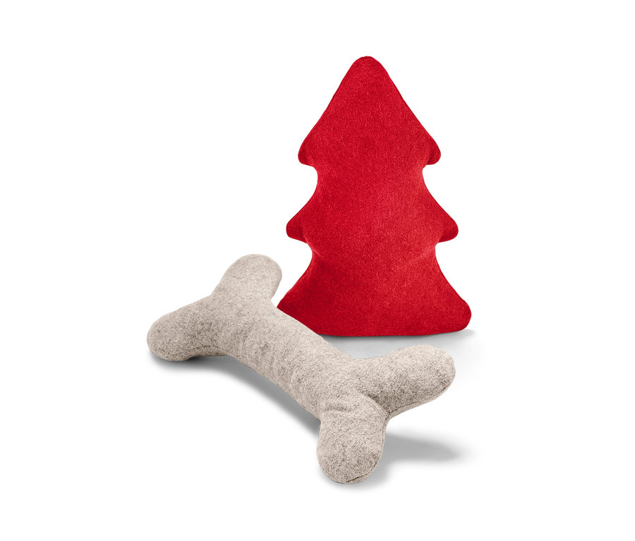 Ein zweiteiliges Hundespielzeug-Set mit einem roten Plüschbaum und einem Plüschknochen.