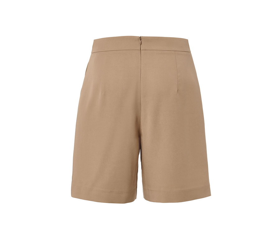 Detailaufnahme von beigen Bermudashorts.