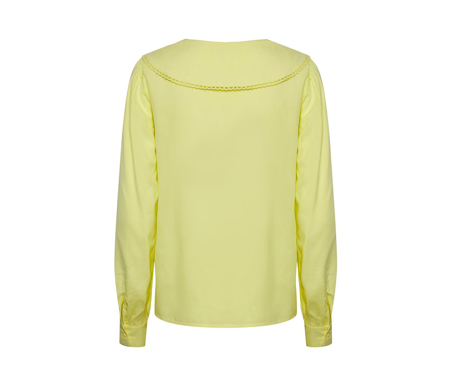 Gelbe Bluse mit Kragen.