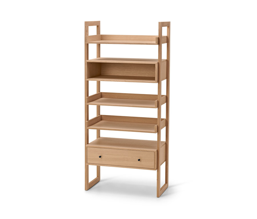 Regal aus Eichenholz mit fünf Regalböden und einer Schublade.