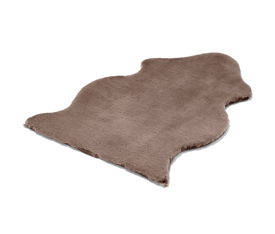 Ein braunes Deko-Kunstfell liegt auf einem weißen Hintergrund.