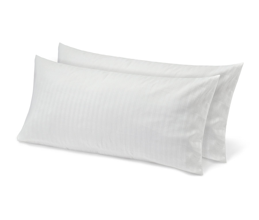 Zwei weiße Kissenbezüge liegen übereinander. Premium-Jacquard-Kopfkissenbezüge, je ca. 80 x 40 cm.
