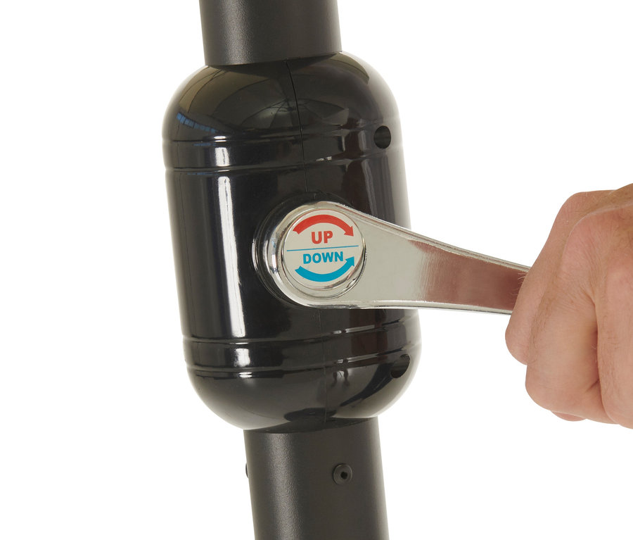 Eine Hand dreht die Kurbel des Mechanismus eines Doppelsonnenschirms, anthrazit.