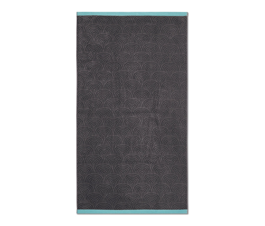 Detailaufnahme eines extragroßen, anthrazitfarbenen Badetuchs mit Bogenmuster.