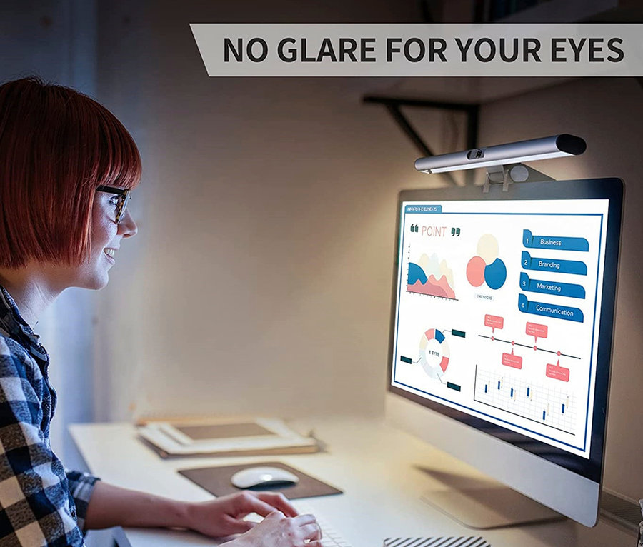 Frau benutzt Computer mit 2-in-1-LightBar-Pro-Monitorlampe mit Full-HD-Webcam am Monitor.