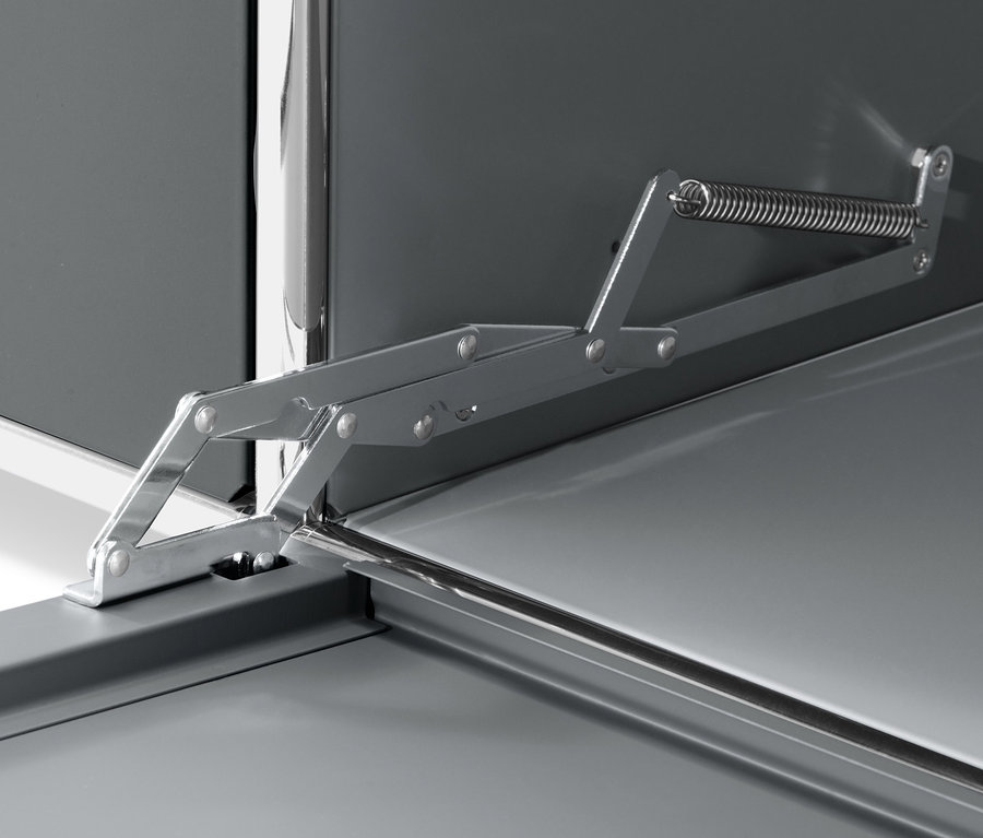 Detailaufnahme eines grauen »CN3« Sideboards mit Klappe und Metallmechanismus.