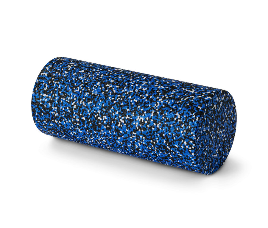 Eine Faszienrolle in Blau, Schwarz und Weiß liegt auf einem weißen Hintergrund.