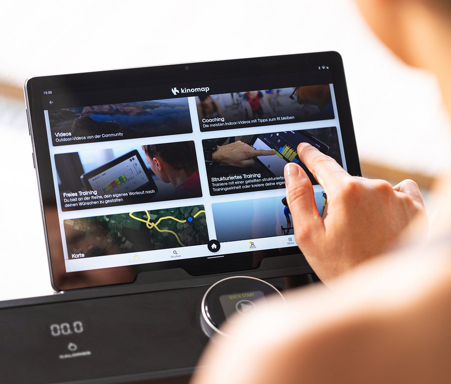 Frau bedient Tablet auf Christopeit Sport Laufband »TM 2400S«.