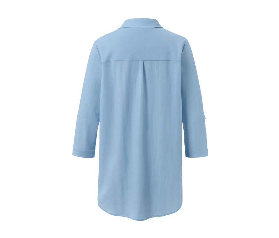 Hellblaue Piqué-Jerseybluse von hinten.
