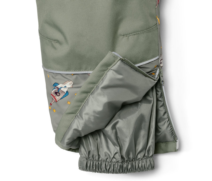 Detailansicht eines Kinder-Schneeanzugs mit Weltraummotiv und geöffnetem Reißverschluss.