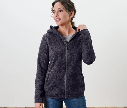 Frau trägt eine Kapuzen-Strickfleecejacke, dunkelblau meliert.