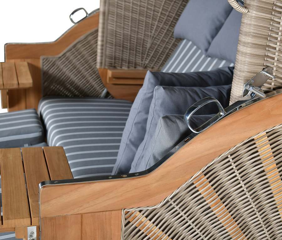 Detailaufnahme eines deVries Teak-Strandkorbs, 3-Sitzer, mit blauen Kissen und gestreiften Sitzpolstern.