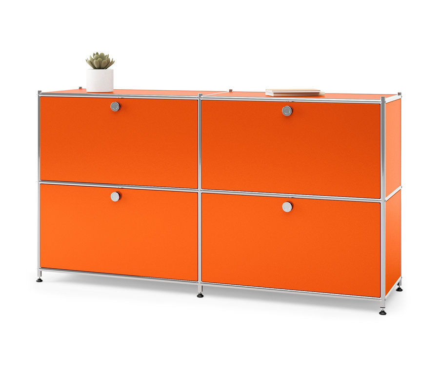 Orangefarbenes Sideboard Metall »CN3« mit 4 Klappenfächern, darauf eine Pflanze im Topf und ein Buch.