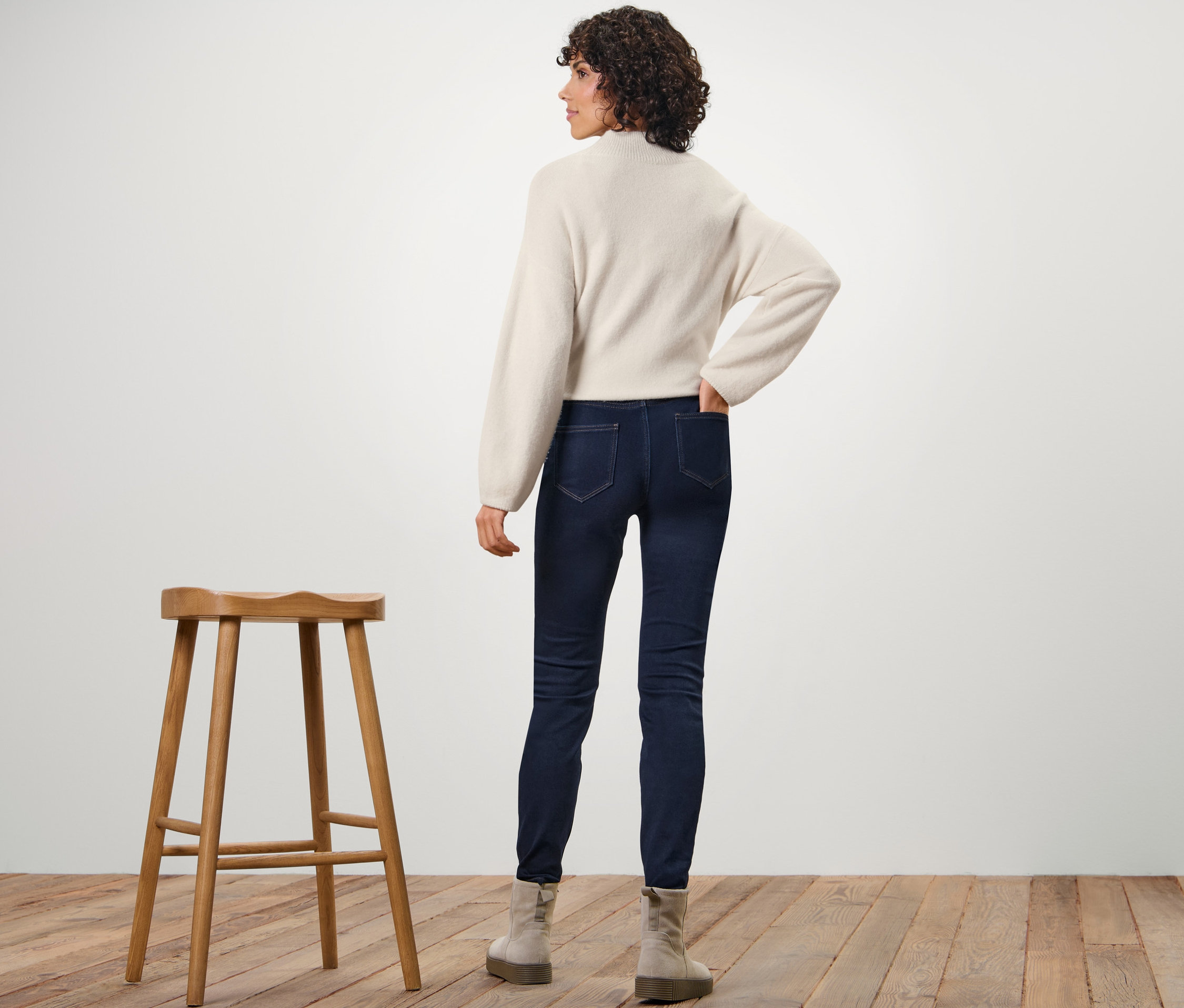 Frau von hinten in Thermo-Treggings.