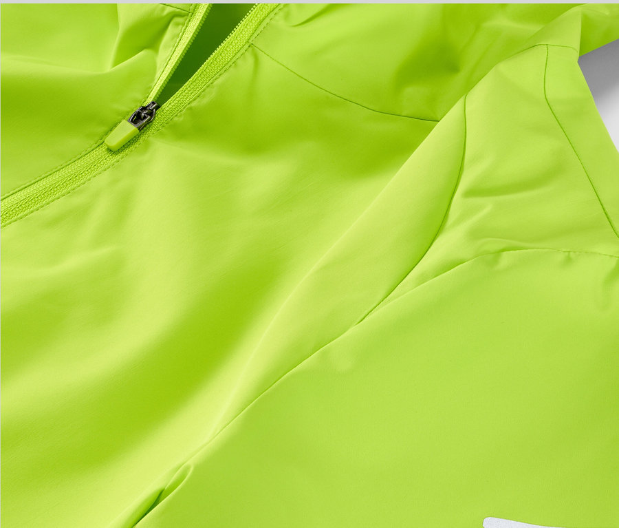 Detailansicht der neonlimefarbenen Windprotection-Laufjacke.