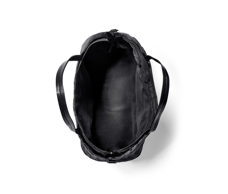 Ein leerer, offener, schwarzer Shopper.