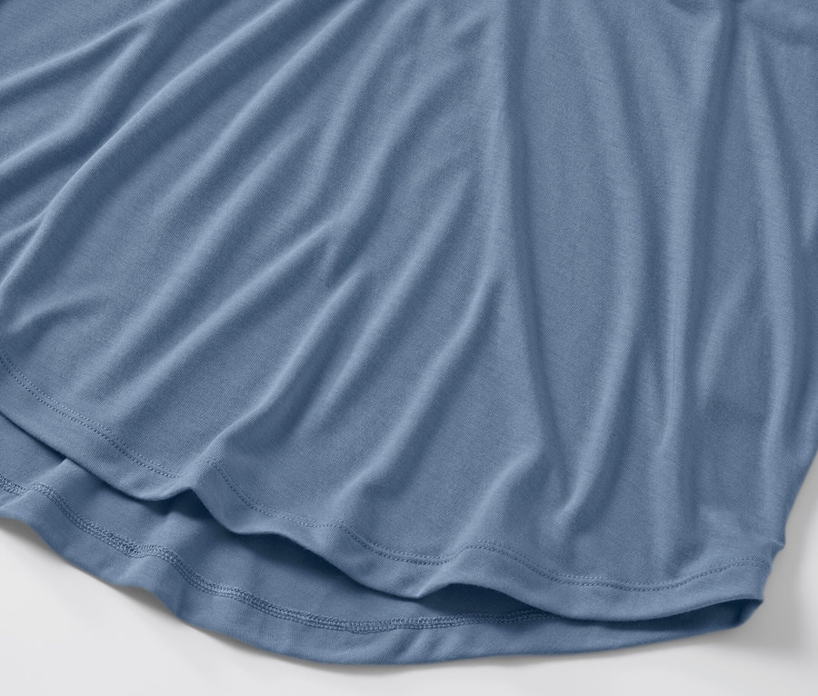 Detailansicht eines taubenblauen Longshirts.