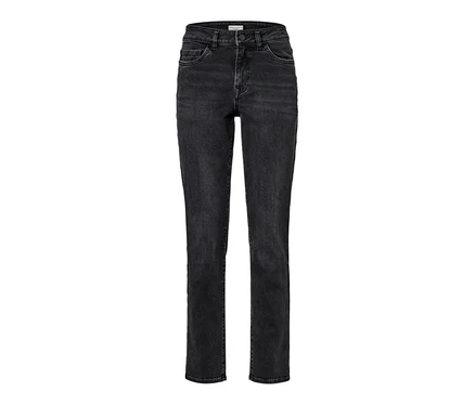 Eine schwarze Slim Jeans – Fit »Emma« vor weißem Hintergrund.