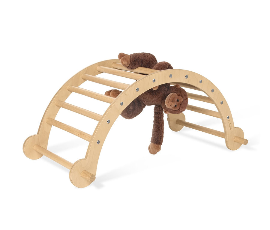 Ein brauner Plüschaffe hängt am Pinolino Kletterbogen und Wippe.