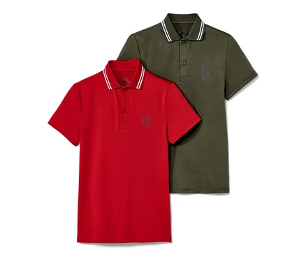 Zwei Kinder-Polo-Funktionsshirts, eines rot, eines olivgrün.