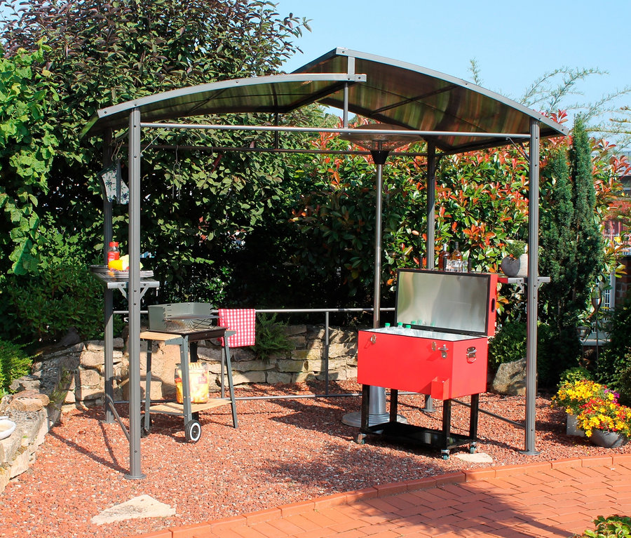 Gartenszene mit Profi-Grillpavillon, XXL, Grill und Kühlbox.