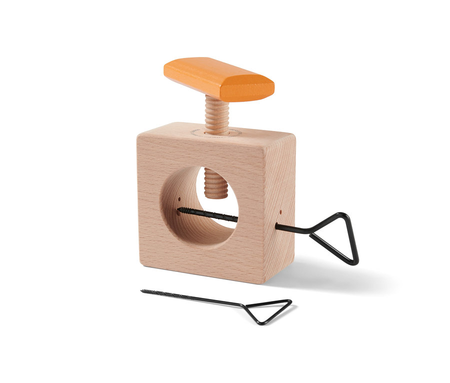 Ein 2-in-1-Kastanienbohrer und Nussknacker aus Holz mit orangefarbenem Griff und schwarzem Bohrer.