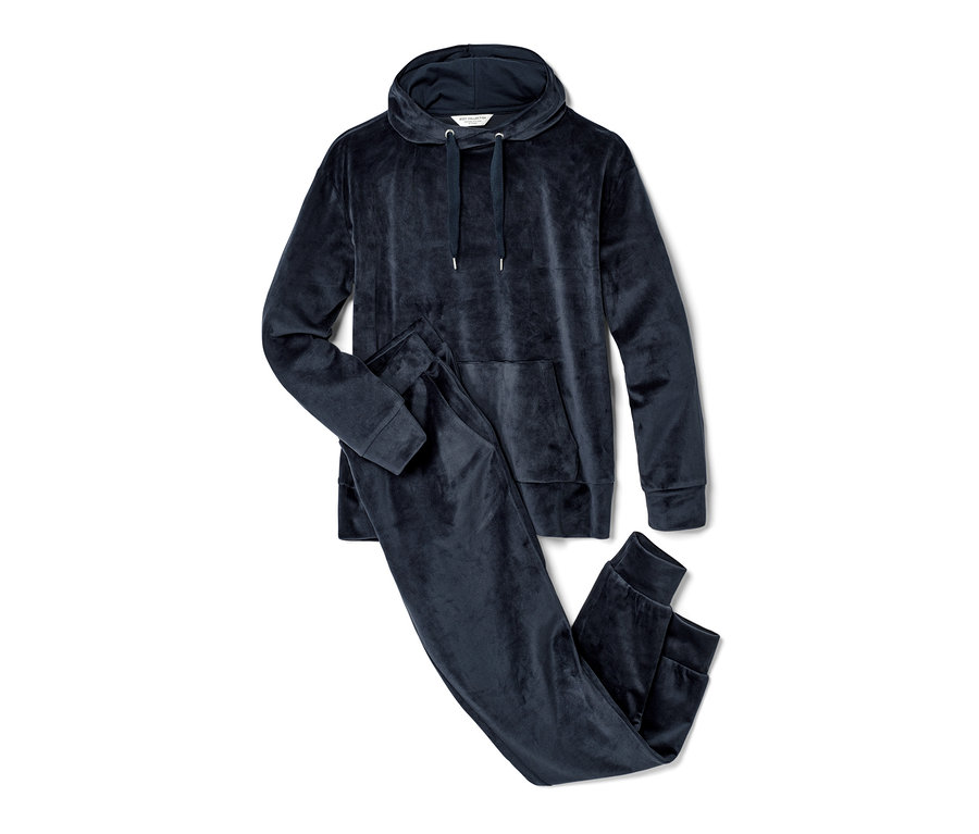Ein marineblauer Nicki-Hausanzug mit Kapuze und Hose liegt auf einem weißen Hintergrund.