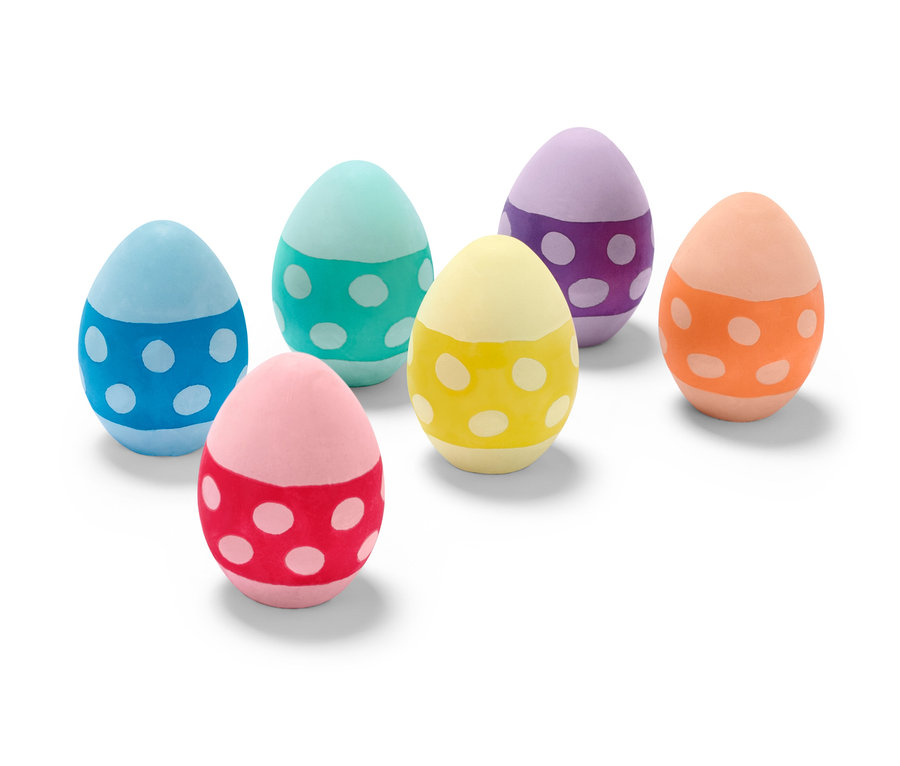 Sechs bunte Eier-förmige Straßenmalkreiden mit Punkten.