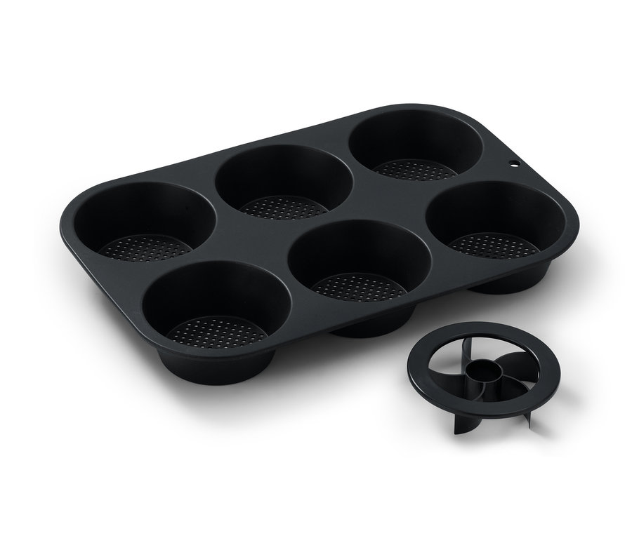Schwarze perforierte Brötchenbackform mit sechs Mulden und einem Stempel.