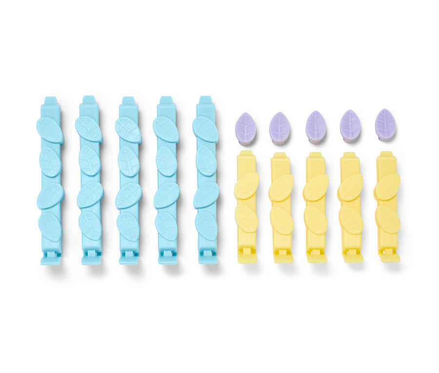 Fünfzehn Aromaclips in blau, gelb und lila.